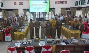 Asisten I Bupati Kotim Rihel saat berfoto bersama dengan peserta pelatihan, di aula Bapperida Kotim, Selasa, 5 Maret 2024