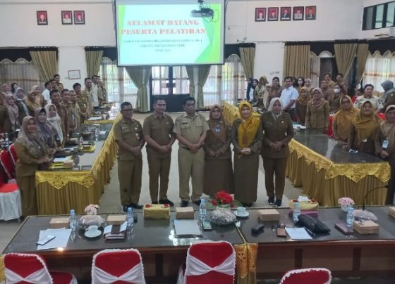 Asisten I Bupati Kotim Rihel saat berfoto bersama dengan peserta pelatihan, di aula Bapperida Kotim, Selasa, 5 Maret 2024