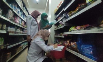 BPOM Palangkaraya, dan tim gabungan saat pengecekan makanan dan minuman yang berada di salah satu supermarket, Rabu, 27 Maret 2024.