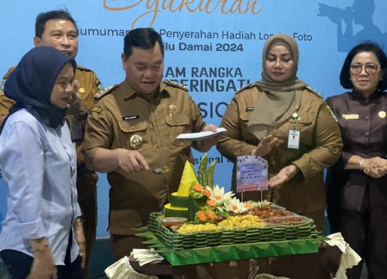 Bupati Kotim Halikinnor bersama jajaran saat memotong tumpeng di acara syukuran PWI Kotim beberapa waktu lalu.