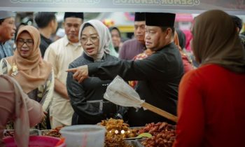 Bupati Kotim Halikinnor dan istri, saat mrmilih menu berbuka puasa yang dijual di Oasar Ramadan Taman Kota Sampit, Selasa, 12 Maret 2024