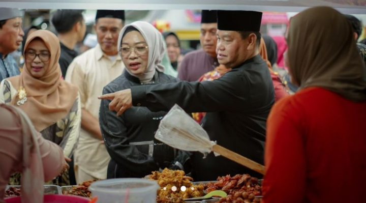 Bupati Kotim Halikinnor dan istri, saat mrmilih menu berbuka puasa yang dijual di Oasar Ramadan Taman Kota Sampit, Selasa, 12 Maret 2024