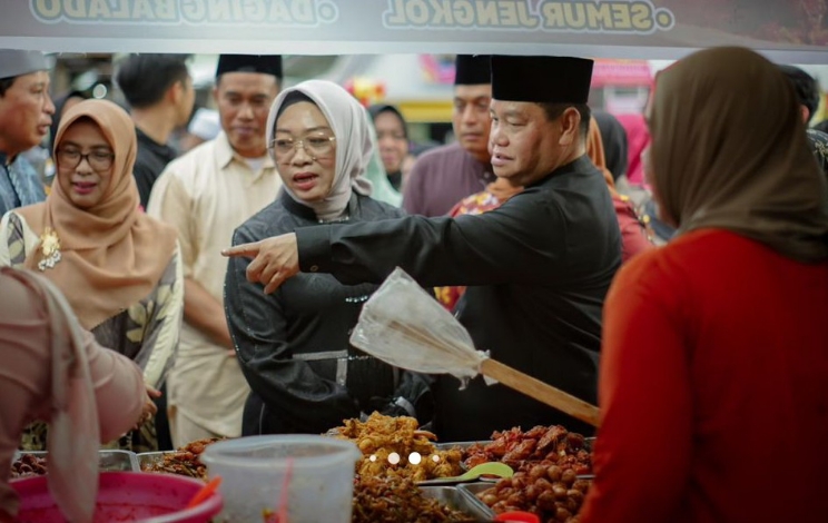Hari Pertama Puasa Masyarakat Padati Pasar Ramadan taman Kota Sampit