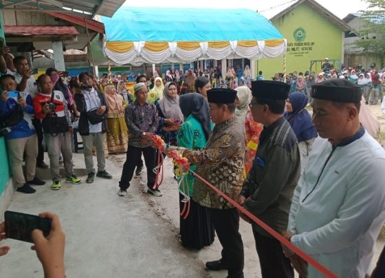 Bupati Kotim Halikinnor didampingi Ketua PKK Kotim saat meremikan gedung baru Raudhatul Athfal Melati Ketapang, Jumat, 1 Maret 2024