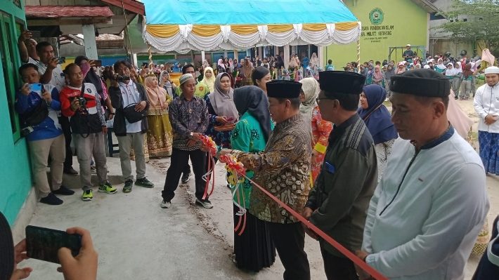 Bupati Kotim Halikinnor didampingi Ketua PKK Kotim saat meremikan gedung baru Raudhatul Athfal Melati Ketapang, Jumat, 1 Maret 2024