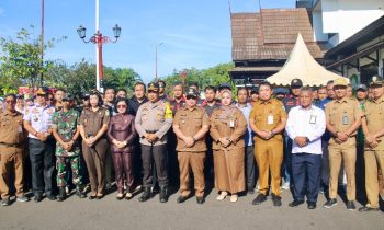 Bupati Kotim Halikinnor didampingi jajaran dan Kapolres Kotim AKBP Sarpani saat befoto bersama saat Ops Keselamatan Telabang, Senin, 4 Maret 2024