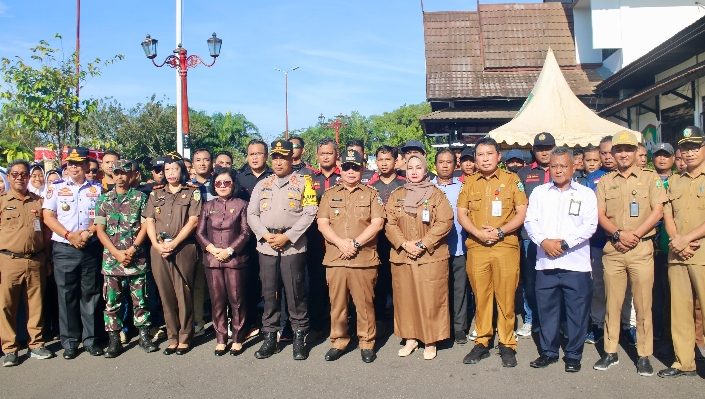 Bupati Kotim Halikinnor didampingi jajaran dan Kapolres Kotim AKBP Sarpani saat befoto bersama saat Ops Keselamatan Telabang, Senin, 4 Maret 2024