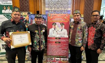 Bupati Kotim Halikinnor (dua kiri) didampingi Sekda Kotim, Kadinkes Kotim, dan Kabag Protokol usai menerima penghargaan Bebas Frambusia, di Jakarta Bupati Kotim Halikinnor (dua kiri) didampingi Sekda Kotim, Kadinkes Kotim, dan Kabag Protokol usai menerima penghargaan Bebas Frambusia, di Jakarta