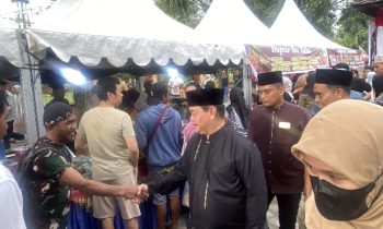 Bupati Kotim Halikinnor menyapa warga di Pasar Ramdhan di Taman Kota Sampit, Selasa, 12 Maret 2024