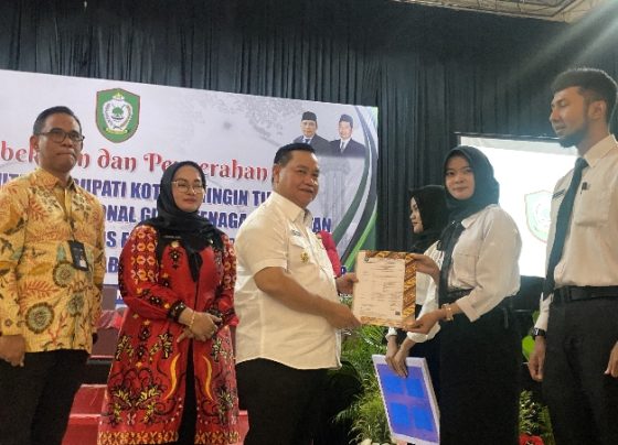 Bupati Kotim, Halikinnor menyerahkan SK PPPK kepada salah satu pegawai di lingkungan Pemkab Kotim, Kamis, 28 Maret 2024.