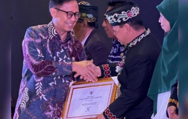 Bupati Kotim Halikinnor saat menerima Penghargaan Bebas Frambusia dari Kemenkes RI di Jakarta, Rabu, 6 Maret 2024
