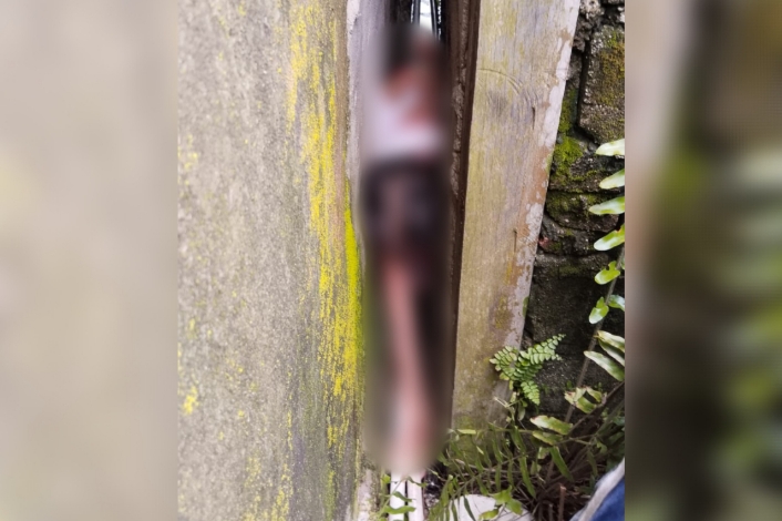 Dramatis! Petugas Damkar Evakuasi Seorang Anak Terjepit Dinding Bangunan Rumah di Sampit