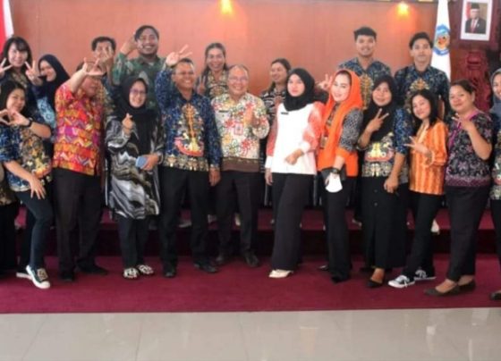 Foto bersama usai pelepasan PNS purnatugas di lingkungan Diskominfo Murung Raya.