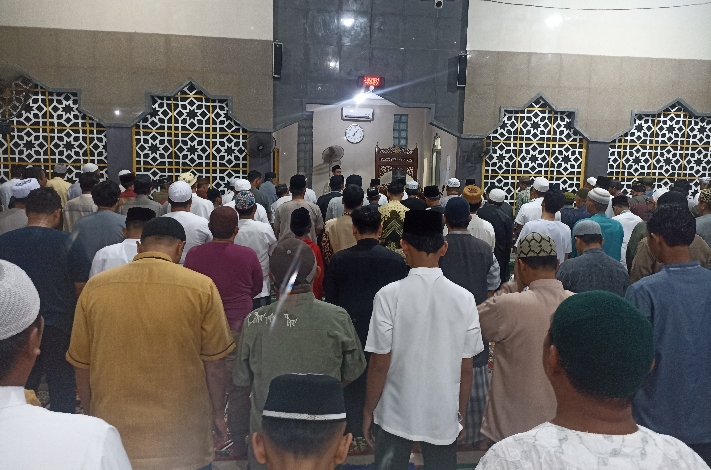 Jemaah Muhammadiyah di Sampit Salat Tarawih Perdana
