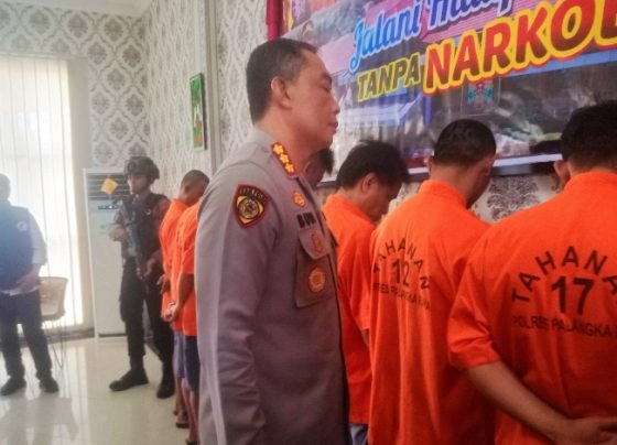 Kapolresta Palangka Raya Kombes Budi Santosa menginterogasi para tersangka.