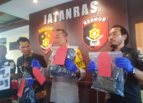 Kapolresta Palangka Raya, Kombes Pol Budi Santosa (nomor 2 dari kanan) menunjukan barang bukti, Jumat, 22 Maret 2024.