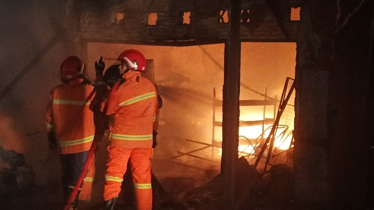Kebakaran Seberang Perumahan Pandawa Sampit, Seorang Warga Dilarikan ke Rumah Sakit karena Luka Bakar