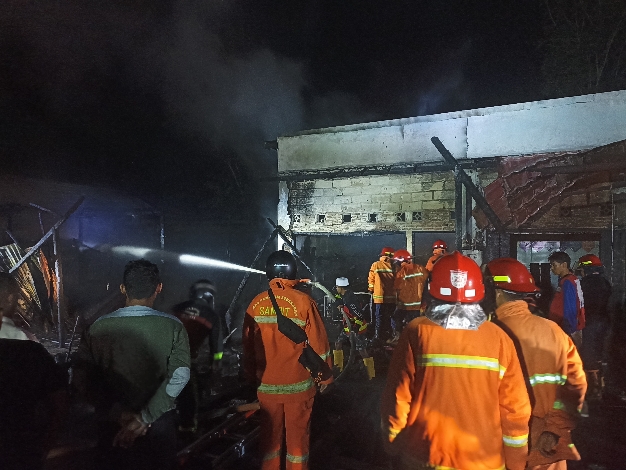 Kebakaran Seberang Pandawa Sampit, 4 Bangunan Terbakar, 1 Orang Mengalami Luka Bakar
