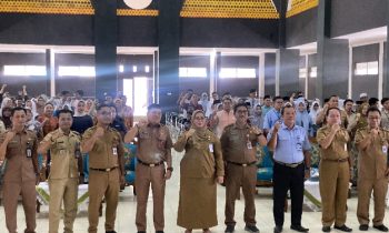 Kepala DPMD Kotim Raihansyah mendampingi Wakil Bupati Kotim Irawati saat berfoto bersama dengan peserta lomba TTG, yang bertempat di Islamic Center.