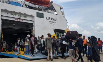 Keterangan foto Sejumlah penumpang saat antre masuk ke dalam kapal di Pelabuhan Sampit, Sabtu, 16 Maret 2024.