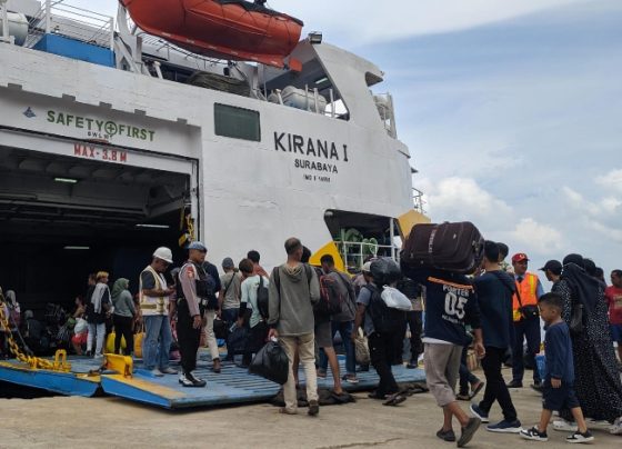 Keterangan foto Sejumlah penumpang saat antre masuk ke dalam kapal di Pelabuhan Sampit, Sabtu, 16 Maret 2024.