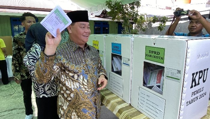 Ketua DPC PDIP Kotim Halikinnor, saat memasukan surat suara saat Pemilu 2024 beberapa waktu , Senin, 4 Maret 2024
