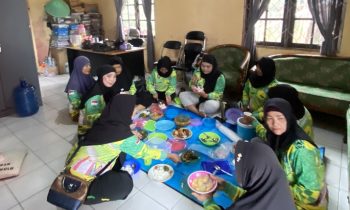 Ketua PKK Baamang Hulu Agustina (dua dati kiri) saat makan bersama dengan anggota PKK di kantor Kelurahan Baamang Hulu, Jumat, 8 Maret 2024