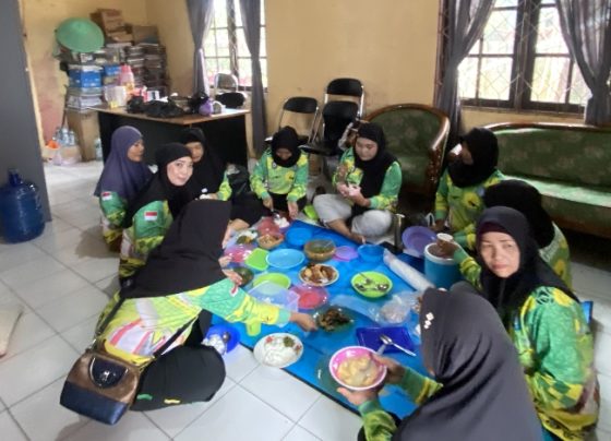 Ketua PKK Baamang Hulu Agustina (dua dati kiri) saat makan bersama dengan anggota PKK di kantor Kelurahan Baamang Hulu, Jumat, 8 Maret 2024
