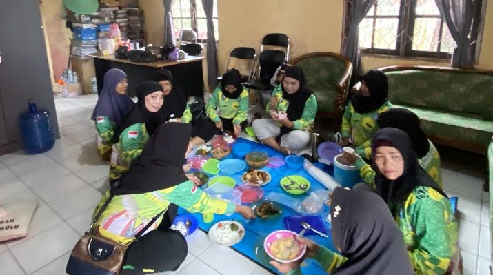 Ketua PKK Baamang Hulu Agustina (dua dati kiri) saat makan bersama dengan anggota PKK di kantor Kelurahan Baamang Hulu, Jumat, 8 Maret 2024