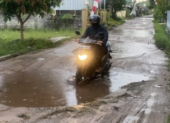 Kondisi jalan Bukit Permai yang terlihat digenangi air saat musim hujan, karena banyaknya lubang, Kamis, 28 Maret 2024.