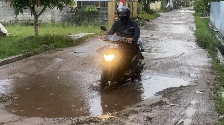 Kondisi jalan Bukit Permai yang terlihat digenangi air saat musim hujan, karena banyaknya lubang, Kamis, 28 Maret 2024.