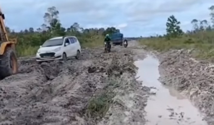 Warga Keluhkan Kerusakan Jalan Kuala Pembuang – Sembuluh