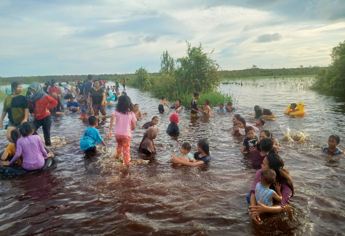 Banjir di Kereng Bangkirai Jadi Objek Wisata Dadakan