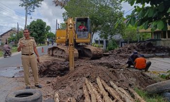 Lurah Baamang Hulu Rudi Setiawan saat memantau perbaikan gorong gorong di Jalan Muchran Ali, Kelurahan Baamang Hulu, Sampit, Selasa, 19 Maret 2024.