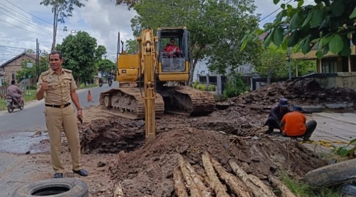 Lurah Baamang Hulu Rudi Setiawan saat memantau perbaikan gorong gorong di Jalan Muchran Ali, Kelurahan Baamang Hulu, Sampit, Selasa, 19 Maret 2024.