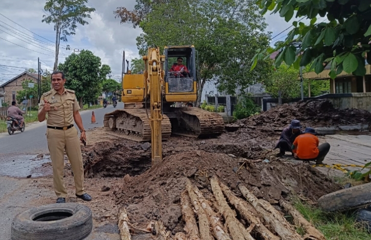 Kelurahan Baamang Hulu Perbaiki Gorong-Gorong Jalan Muchran Ali