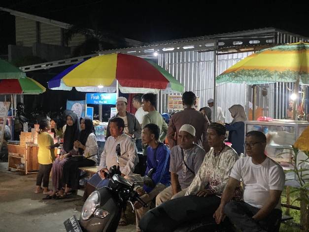 Masyarakat antusias menyaksikan pembukaan MTQ dan FSQ tingkat Kecamatan MB Ketapang sambil berbelanja di pedagang kaki lima, Jumat malam, 1 Maret 2024