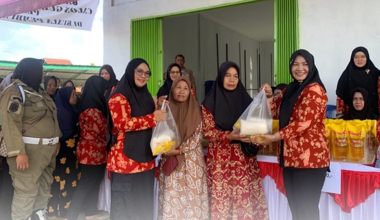 Pasar Murah DWP Seruyan Disambut Antusias Warga