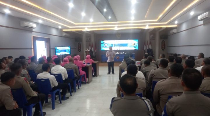 Pakar Komunikasi Aqua Dwipayana memotivasi personel Ditpolairud Polda Kalteng.