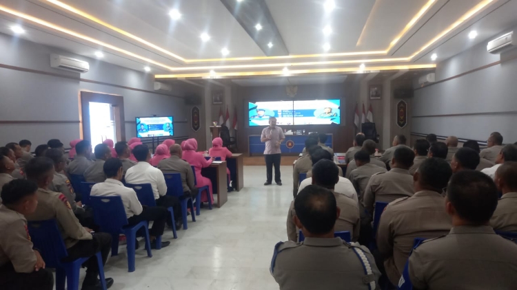 Personel Ditpolairud Polda Kalteng Dimotivasi Pakar Komunikasi Nasional