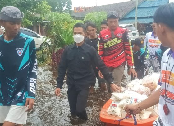 Paket sembako disalurkan menggunakan perahu di Jalan Mendawai Palangka Raya.