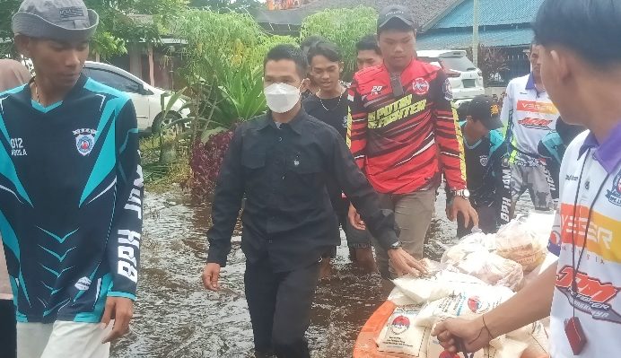 Paket sembako disalurkan menggunakan perahu di Jalan Mendawai Palangka Raya.