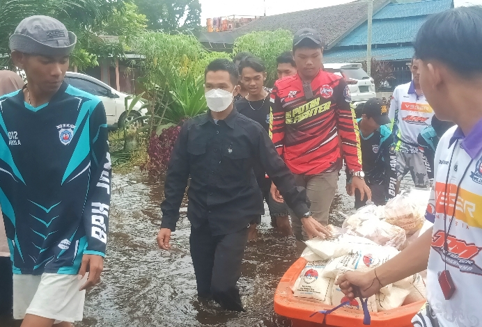 LSM KPK RI Kalteng Bagikan Ratusan Paket Sembako bagi Warga Terdampak Banjir
