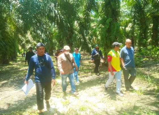 Penyidik Polda Kalteng (kiri) Cek ke lapangan di Desa Satiung, Sabtu, 21 Maret 2024.