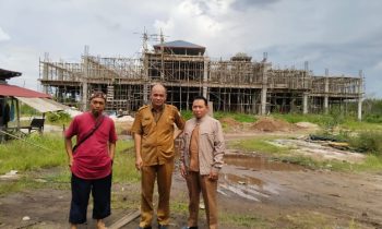 Pihak perizinan saat mengecek ke areal bangunan besar diduga bangunan mal, di Jalan Ir Soeharto, Senin, 4 Maret 2024.