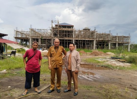 Pihak perizinan saat mengecek ke areal bangunan besar diduga bangunan mal, di Jalan Ir Soeharto, Senin, 4 Maret 2024.
