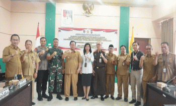 Pj Bupati Katingan, Saiful (tengah) foto bersama dengan pihak TNI dan Polri serta unsur terkait usai melakukan penandatanganan NPHD terkait pengamanan pilkada tahun 2024.