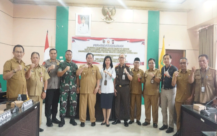Pemkab Katingan Bersama TNI-Polri Menandatangani NPHD Pengamanan Pilkada