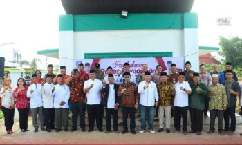 Pj Bupati Mura, Hermon (batik tengaj) berfoto bersama dengan seluruh pejabat usai meresmikan Pasar Ramadan, Selasa, 11 Maret 2024