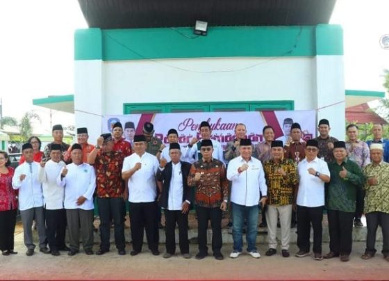 Pj Bupati Mura, Hermon (batik tengaj) berfoto bersama dengan seluruh pejabat usai meresmikan Pasar Ramadan, Selasa, 11 Maret 2024